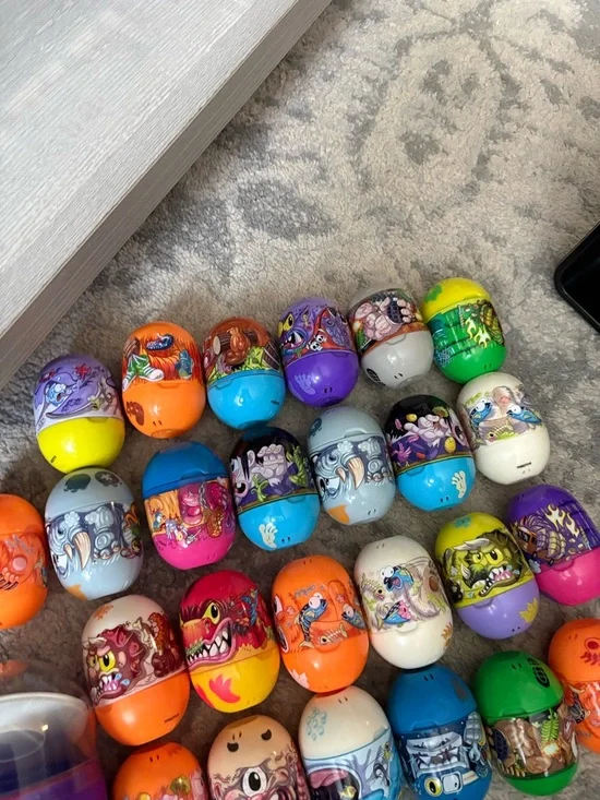 Huge lot of 62 Mighty Beans vintage toys with  carry capsules and case and more - Picture 5 of 5